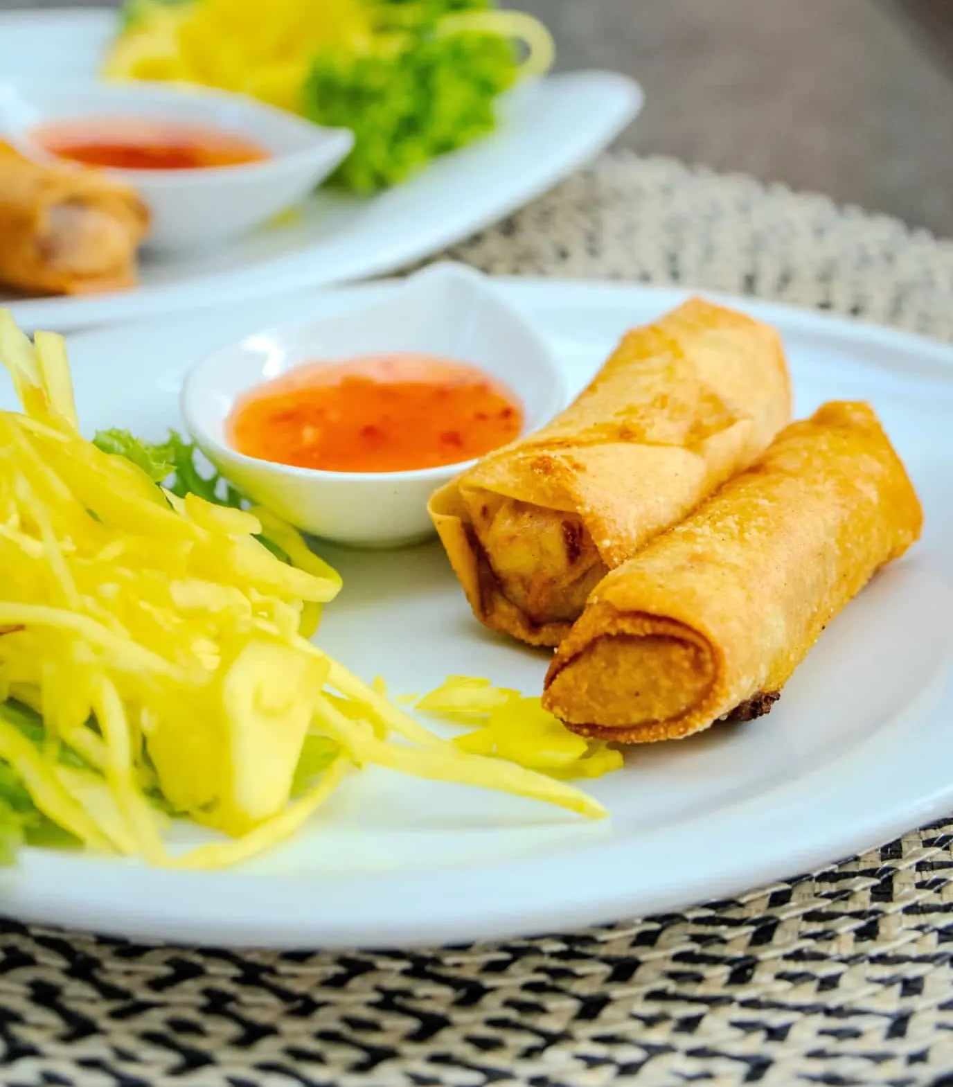 Knusprige vegetarische Frühlingsrollen mit süß-saurer Soße