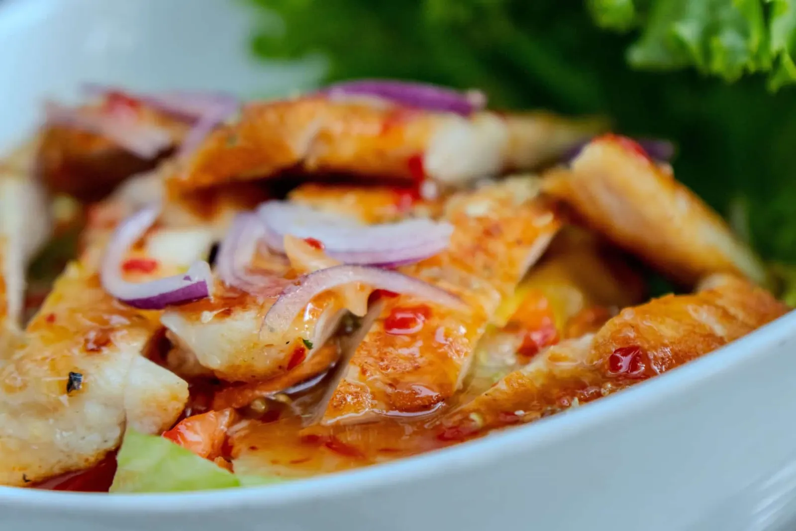 Mango-Salat mit gegrilltem Hähnchen
