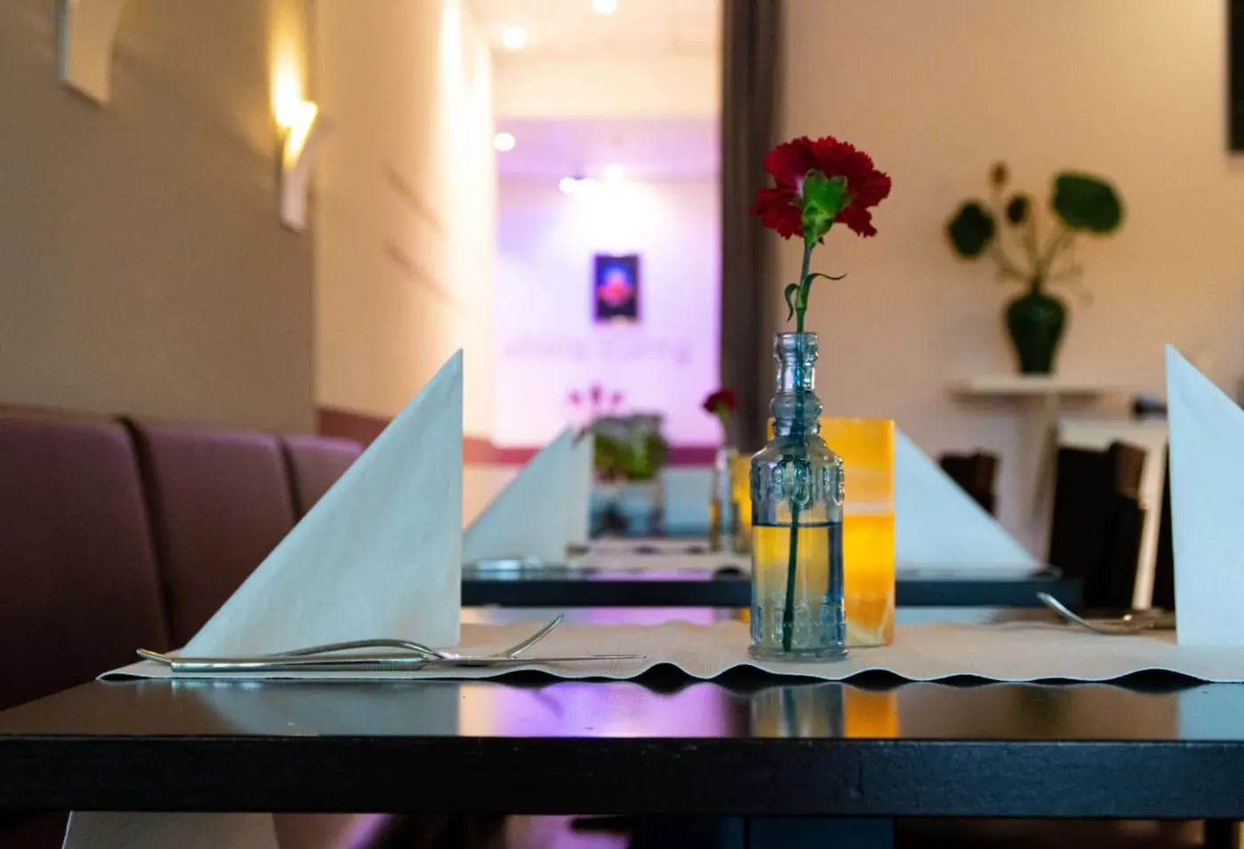 Gedeckter Tisch im Gastraum des Shiva Curry