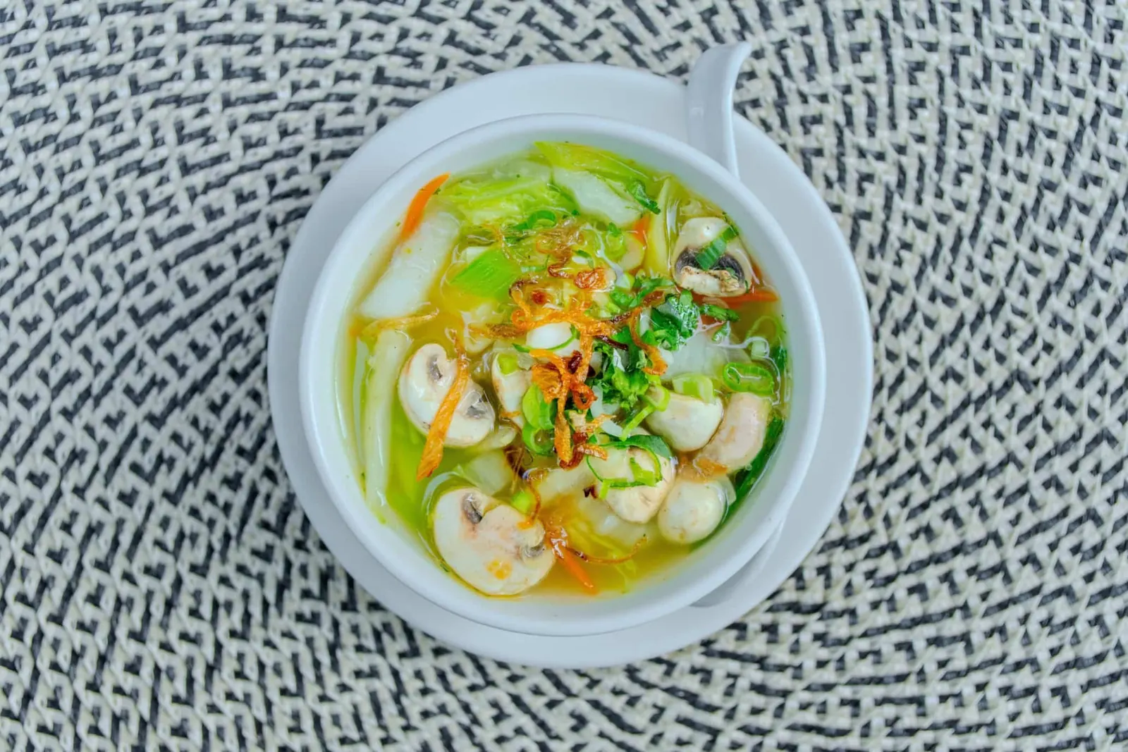 Klare thailändische Gemüsesuppe von oben fotografiert